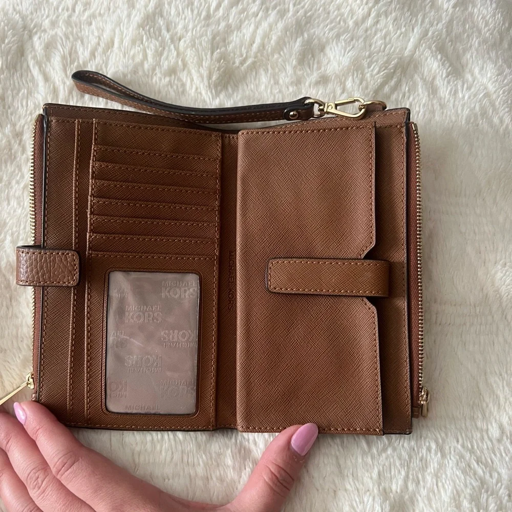 Michael Kors wristlet - Picture 4 of 10